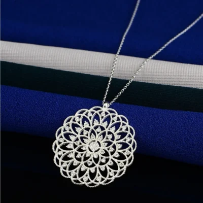 Srebrny naszyjnik z kwiatem życia i cyrkoniami