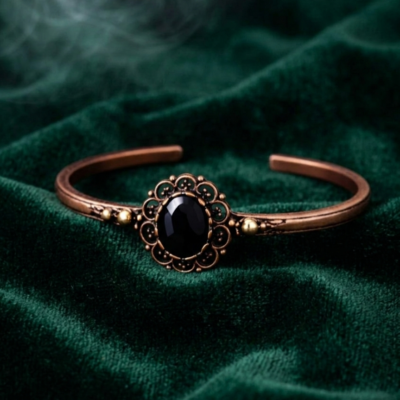 Bransoletka miedziana kwiatowy wzór z onyksem