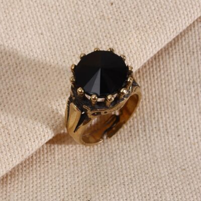 Pierścień z mosiądzu z okrągłym czarnym oczkiem