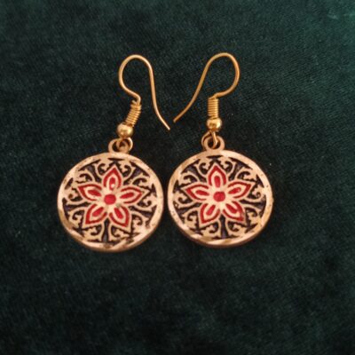 Kolczyki z mosiądzu o kwiatowym wzorze kolor czarno-czerwony