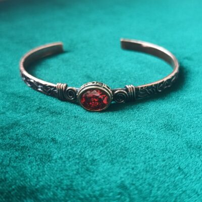 Bransoletka miedziana z czerwonym cyrkonem