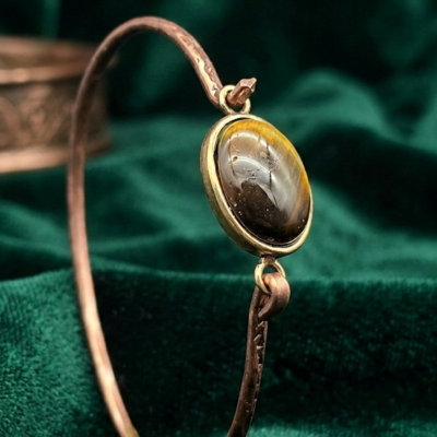 Bransoletka miedziana z zapięciem z tygrysim okiem