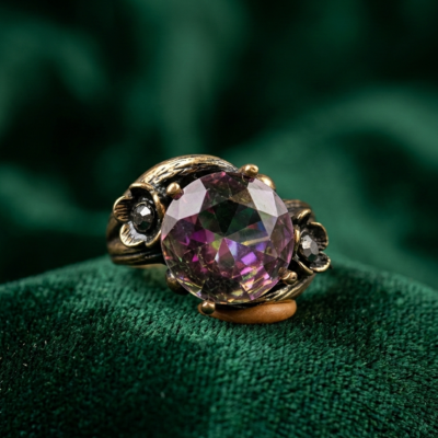 Pierścień z brązu z kwiatami i mistycznym topazem